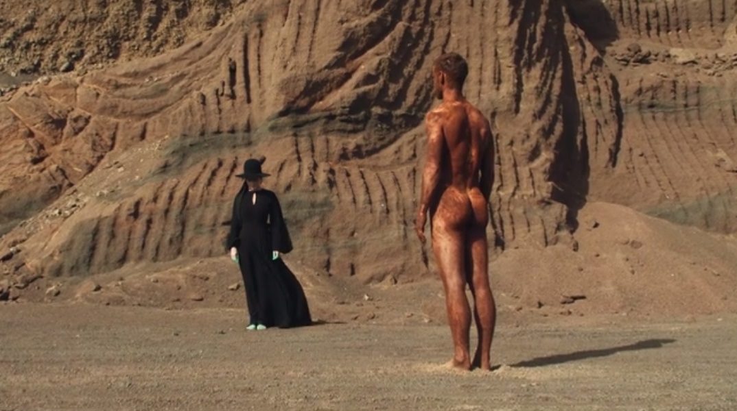 Novo clipe do Goldfrapp é estrelado por homem totalmente nu