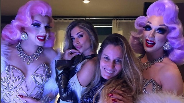 Grazi Massafera e a diretora Nathália Grinberg com as drags Deendjers na novela A Lei do Amor