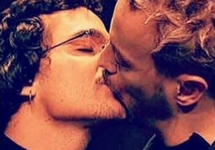 Guilherme Weber divulga foto de beijo gay em Wagner Moura em protesto