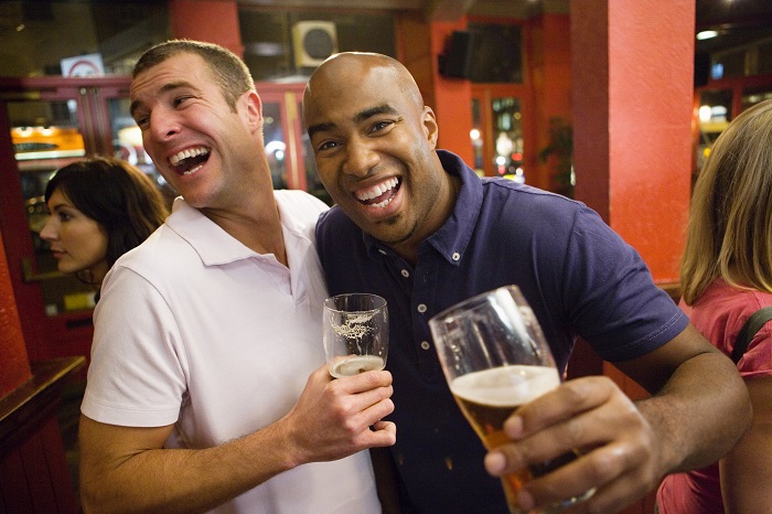Homens héteros têm vontade de sexo gay quando ficam bêbados
