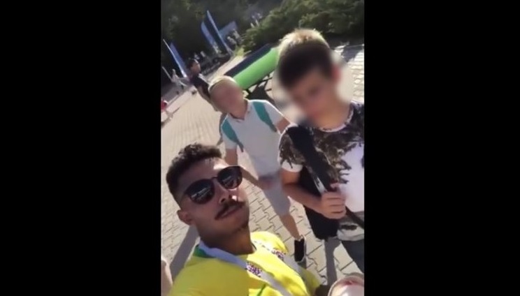 Homofóbico faz vídeo assediando criança na Rússia