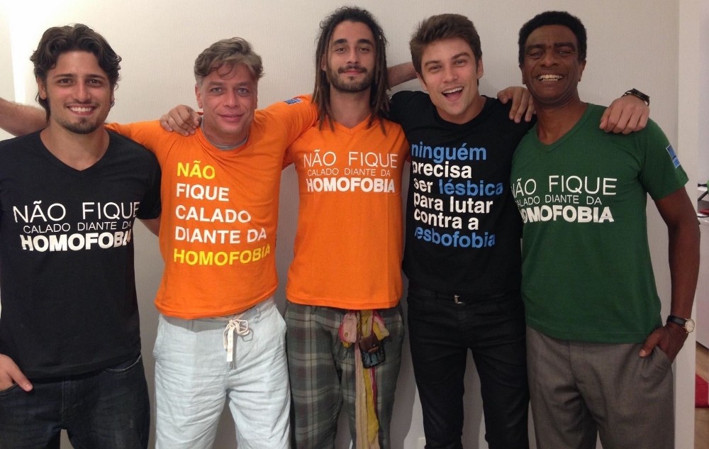 Elenco de Totalmente Demais faz campanha contra a homofobia