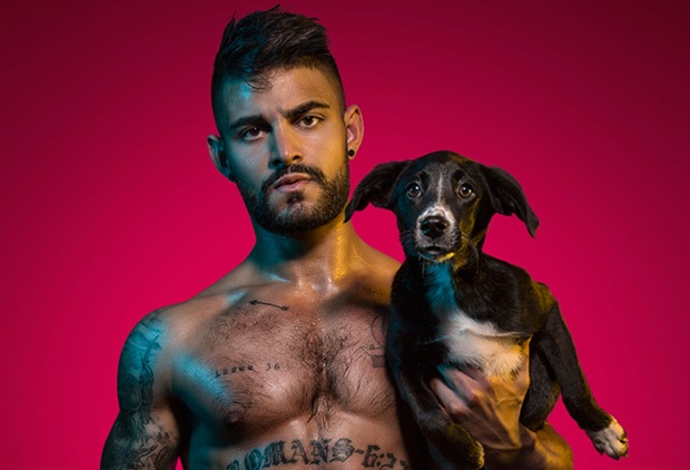 Gostosões e cãezinhos posam para o calendário Hunks and Hounds 2016 em prol de uma entidade que resgata animais abandonados
