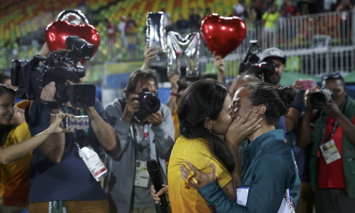 Jogadora de rúgbi do Brasil, Isadora Cerullo, a Izzy, é pedida em casamento durante a Olimpíada do Rio