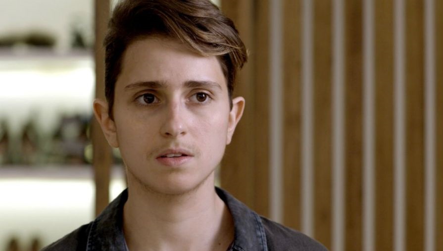 Grávido, Ivan/Ivana (Carol Duarte) é espancado e perde o bebê
