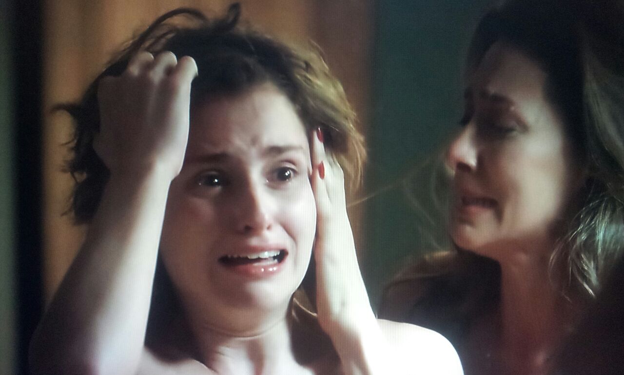 Ivana (Carol Duarte) corta os cabelos em A Força do Querer
