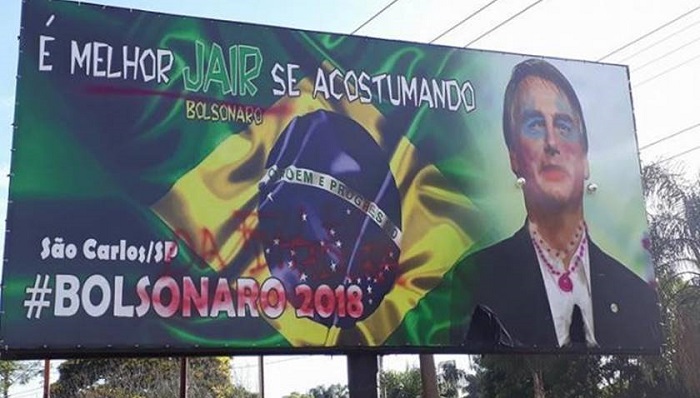 Jair Bolsonaro aparece maquiado e com brincos em outdoor em São Carlos (SP)