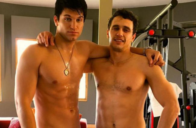 James Franco e Garrett Clayton em 'King Kobra', sobre assassinato no mundo pornô gay
