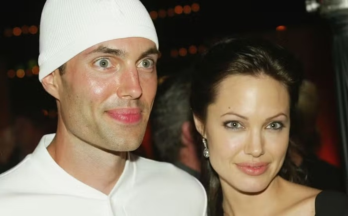 Irmão de Angelina Jolie se assume gay com ajuda da ex-mulher