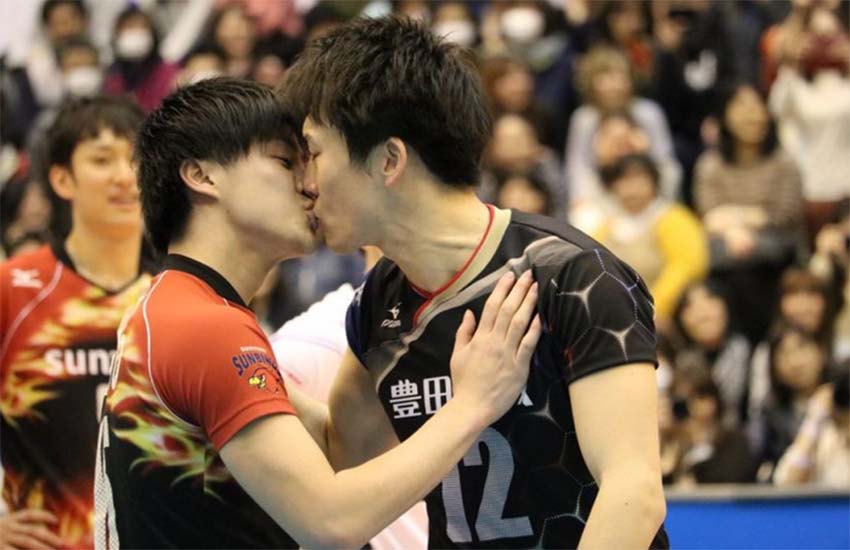 Japão: jogadores de vôlei fazem as pazes na quadra com um beijo gay 