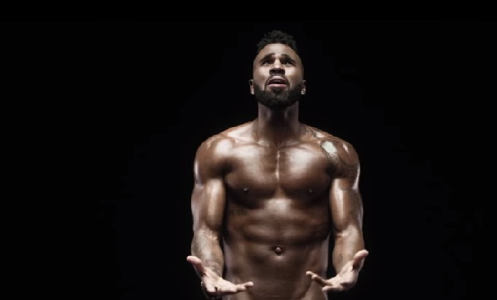 Jason Derulo aparece totalmente pelado no clipe novo, 'Naked'