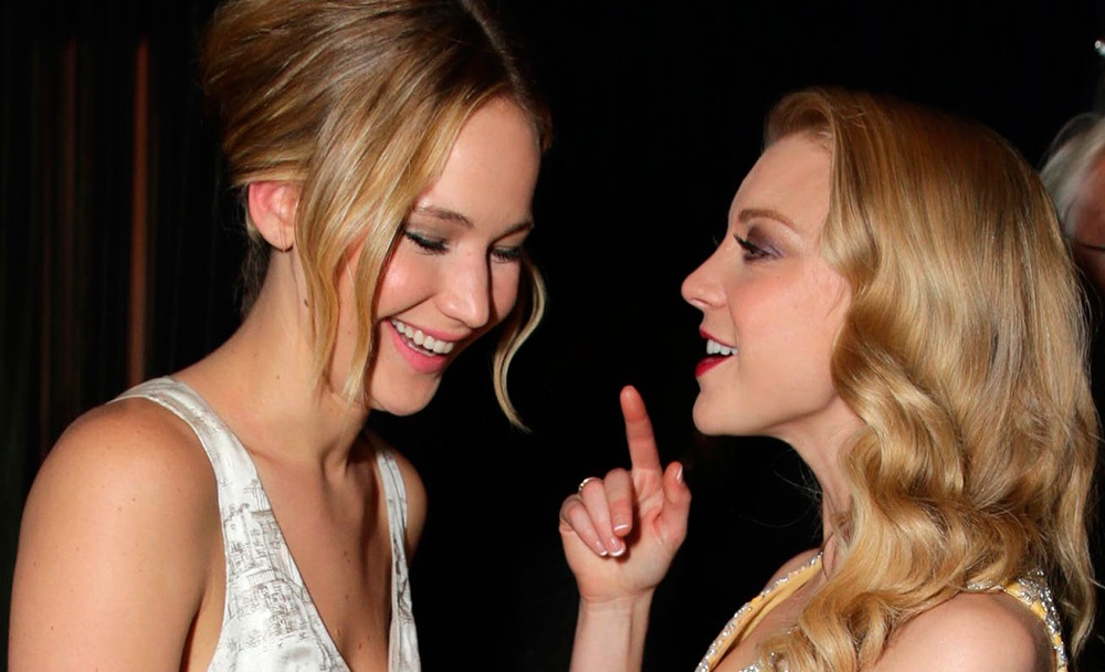 Jennifer Lawrence beija Natalie Dormer na boca no tapete vermelho