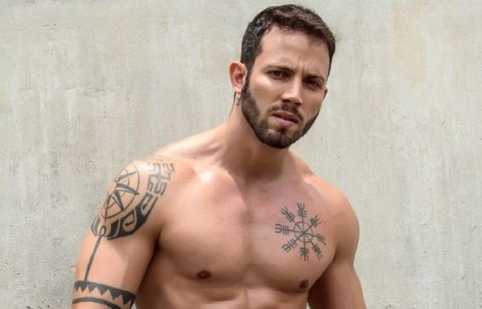 Ex-BBB 14 João Almeida posa de sunga em ensaio sexy