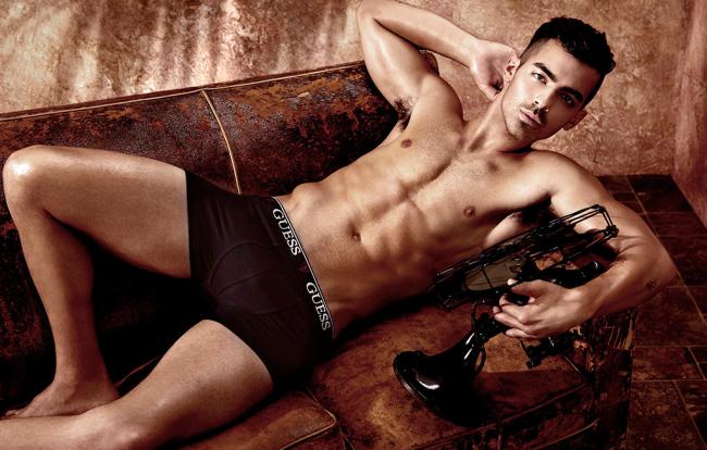 Joe Jonas tira a roupa e fica de cueca em campanha da Gucci