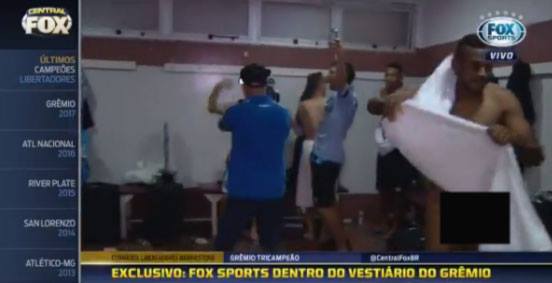 Jogadores do Grêmio são mostrados pelados de bunda de fora no vestiário