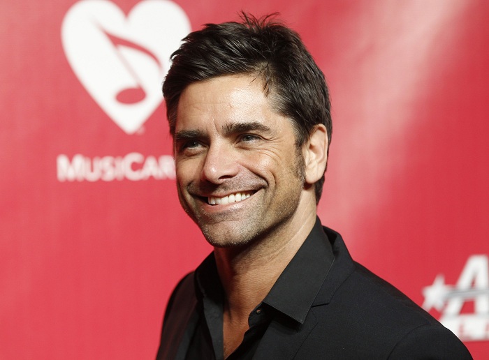 John Stamos, de Três É Demais, fica pelado para a Paper Magazine