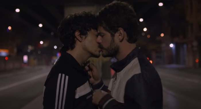 Maurício Destri e Jesuíta Barbosa dão beijão em clipe novo de Johnny Hooker e Liniker, 'Flutua'