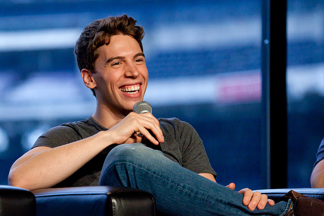 Estrela de Orphan Black, Jordan Gavaris se assume gay