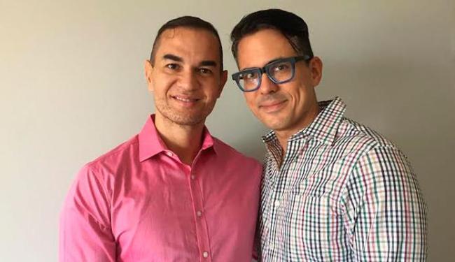 O juiz Mário Soares Caymmi Gomes e o companheiro Alexandre de Moura Lima se casarão na Bahia