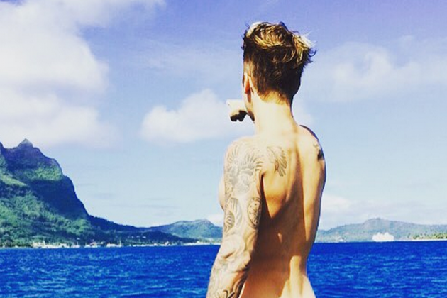 Justin Bieber publica foto sem roupa, totalmente pelado e com a bunda à mostra, no Instagram