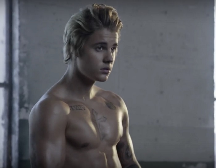 Justin Bieber aparece super sexy sem camisa em ensaio para a Cosmopolitan