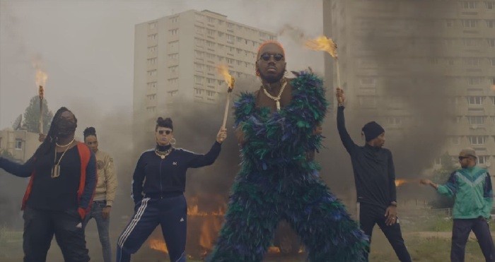Com muita pinta e romance gay, Kiddy Smile lança clipe