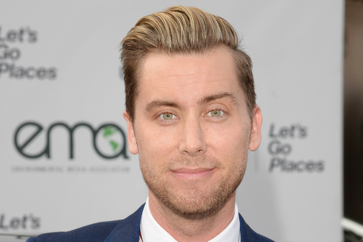 Lance Bass sugere que rádios não tocam suas músicas porque ele é gay