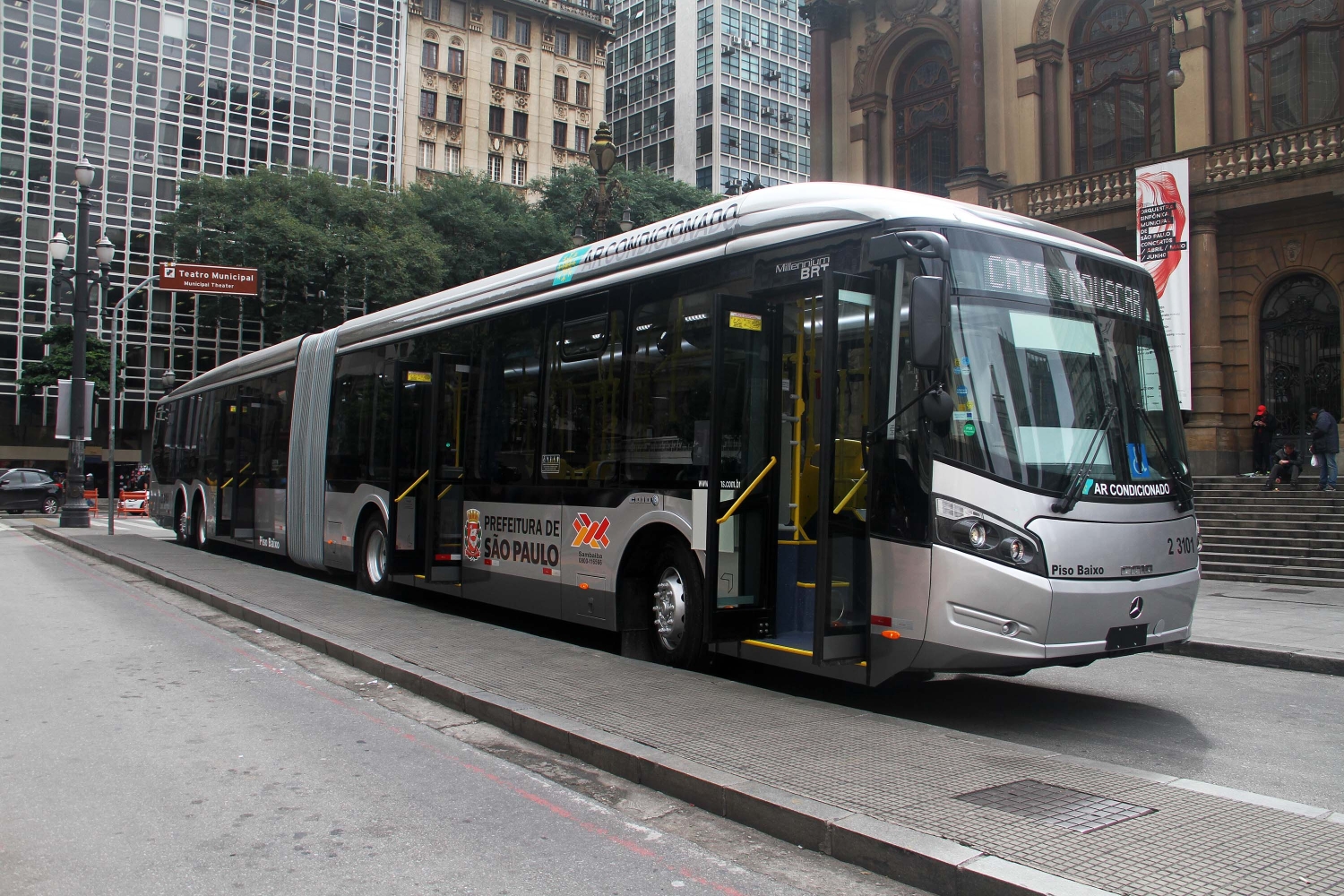 Travestis e mulheres transexuais podem descer do ônibus fora do ponto em São Paulo