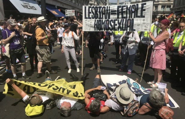 Lésbicas protestam contra transexuais na Parada LGBT de Londres