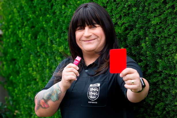 Lucy Clark: primeira árbitra transexual no futebol no mundo