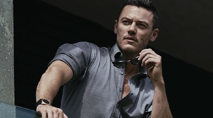 Gay assumido, Luke Evans fala sobre tentar manter sua vida privada