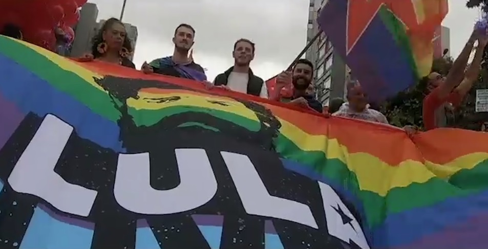 Lula lança pré-candidatura à presidência pelo PT com bandeiras do orgulho LGBT
