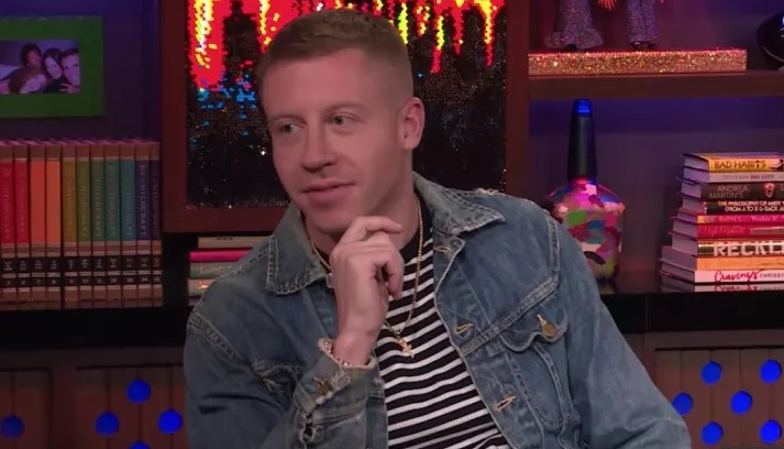 Macklemore fala do quadro que tem de Justin Bieber totalmente pelado no quarto