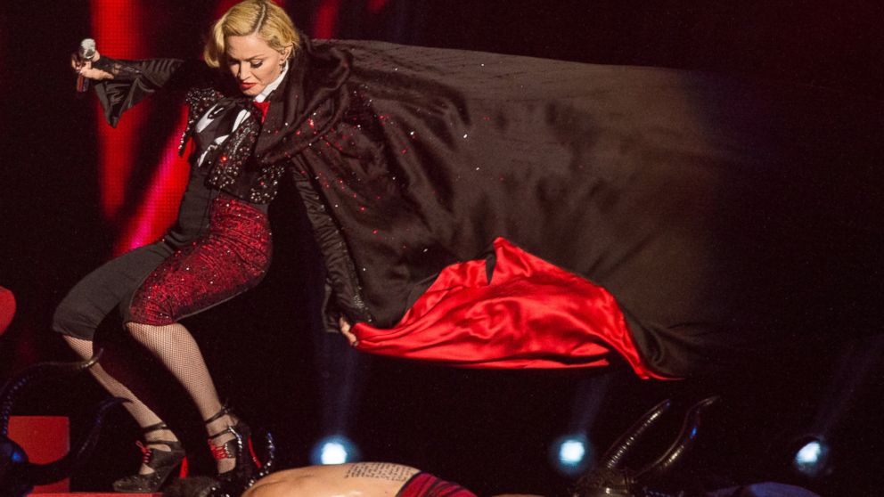 Madonna é traída pela capa e cai durante performance no Brit Awards 