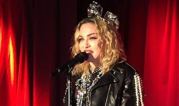 Madonna começa o ano em bar gay de Nova York