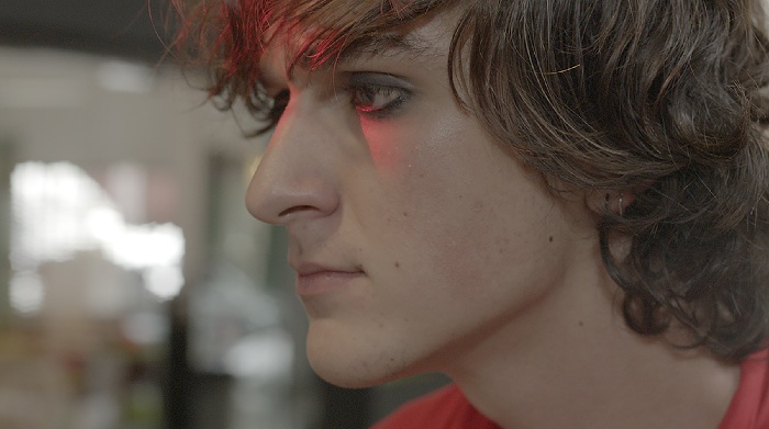 Mãe Só Há Uma, de Anna Muylaert, apresenta drama de Pierre, sequestrado na maternidade e descobrindo sua identidade trans