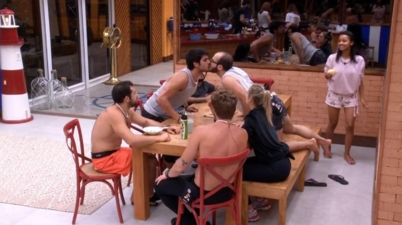 Mahmoud e Lucas se beijam no BBB 18