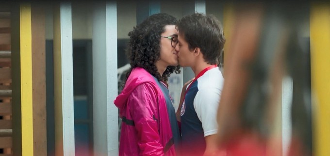 Malhação exibe beijo gay entre Michael (Pedro Vinícius) e Santiago (Giovanni Dopico)