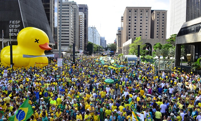 Manifestantes na Avenida Paulista contra o governo Dilma