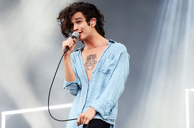 Atração gay: Matty Healy, do The 1975, diz que curte beijar outros homens