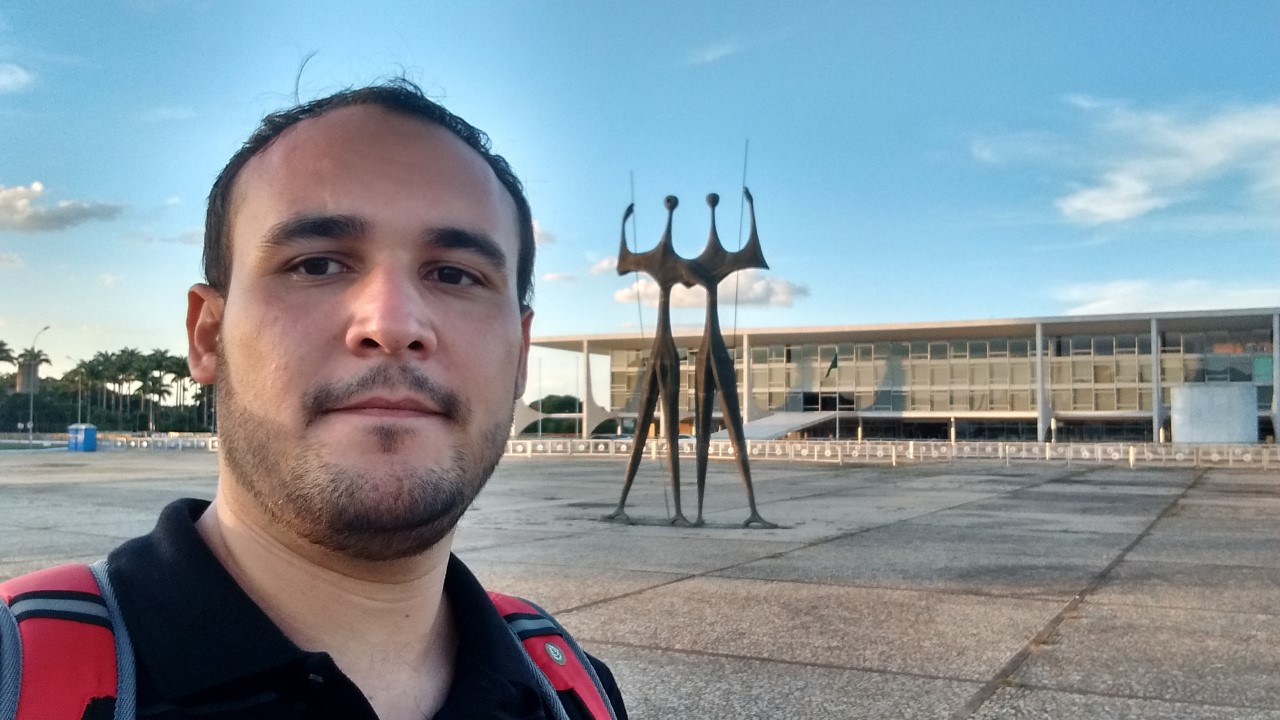 Max Alencar é gay assumido, militante LGBT e candidato a deputado estadual pelo Psol em Minas Gerais