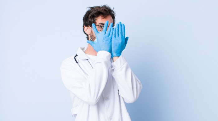 Homem com suspeita de herpes acusa médico de estupro em consulta