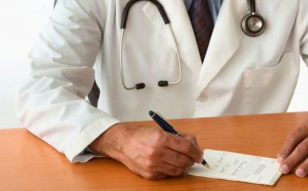 Transexuais e travestis têm direito a nome social também nas receitas médicas em Belo Horizonte