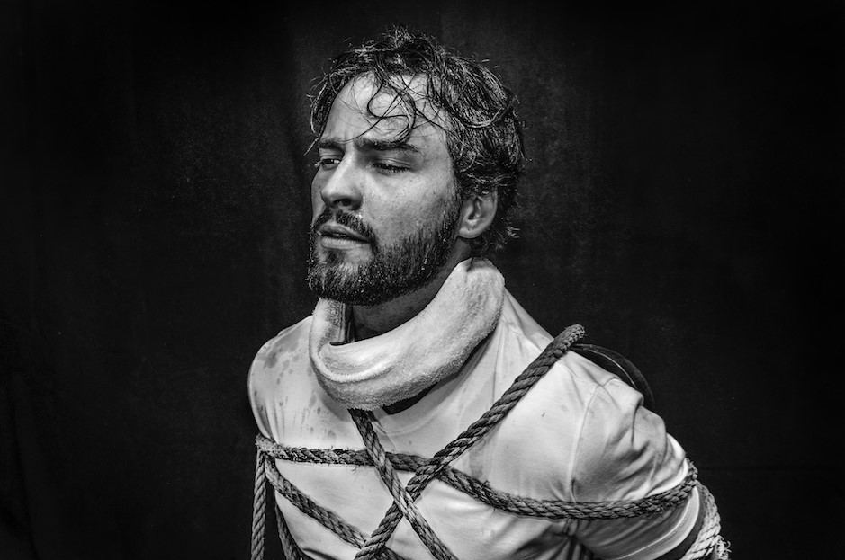 Willian Mello, do comercial da Trivago, estrela a peça de temática gay 'M.E.D.O.'