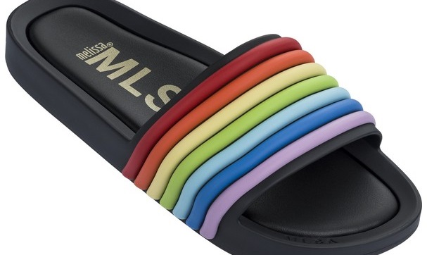 Melissa lança coleção de chinelos arco-íris