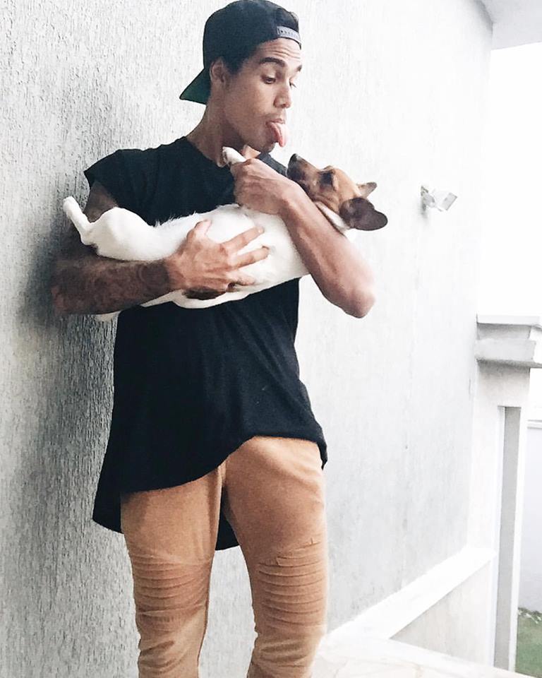 Micael Borges, o Mika, posta foto com volume do pênis no Facebook e faz sucesso na web