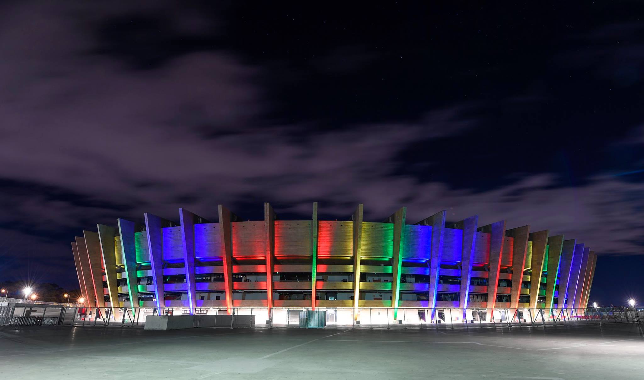 Mineirão é primeiro estádio de futebol do Brasil a ganhar tons arco-íris em homenagem ao orgulho LGBT