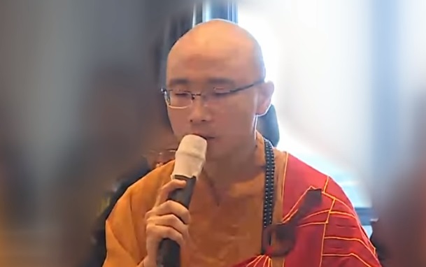 Monge budista é visto fazendo sexo e usando drogas em templo