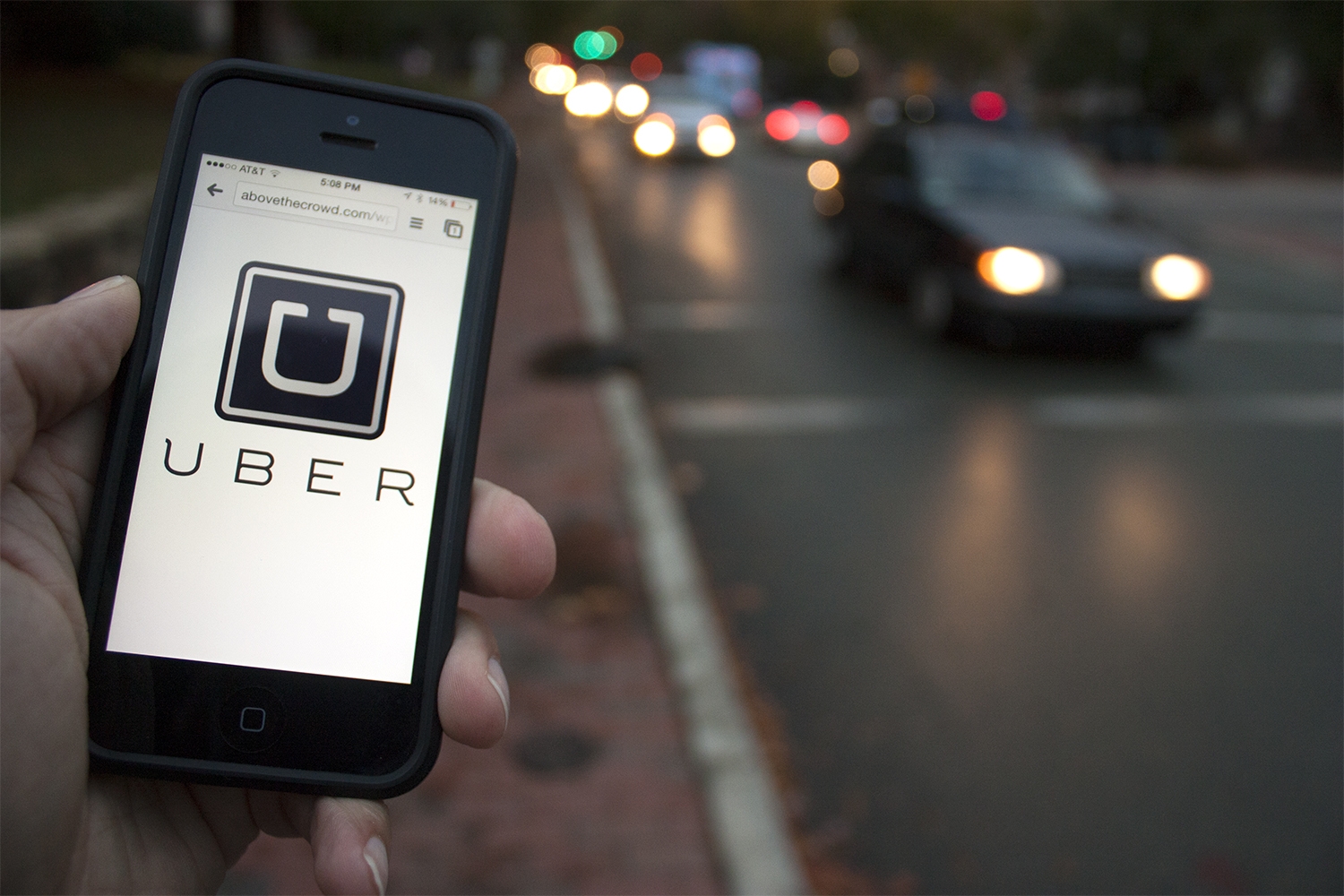Motorista do Uber é homofóbico com casal de lésbicas e as expulsa do carro