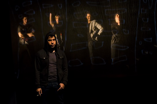 Ricardo Corrêa (em primeiro plano) e elenco de 'Não Conte a Ninguém' em cartaz no Espaço Parlapatões. Foto: Douglas Rene.